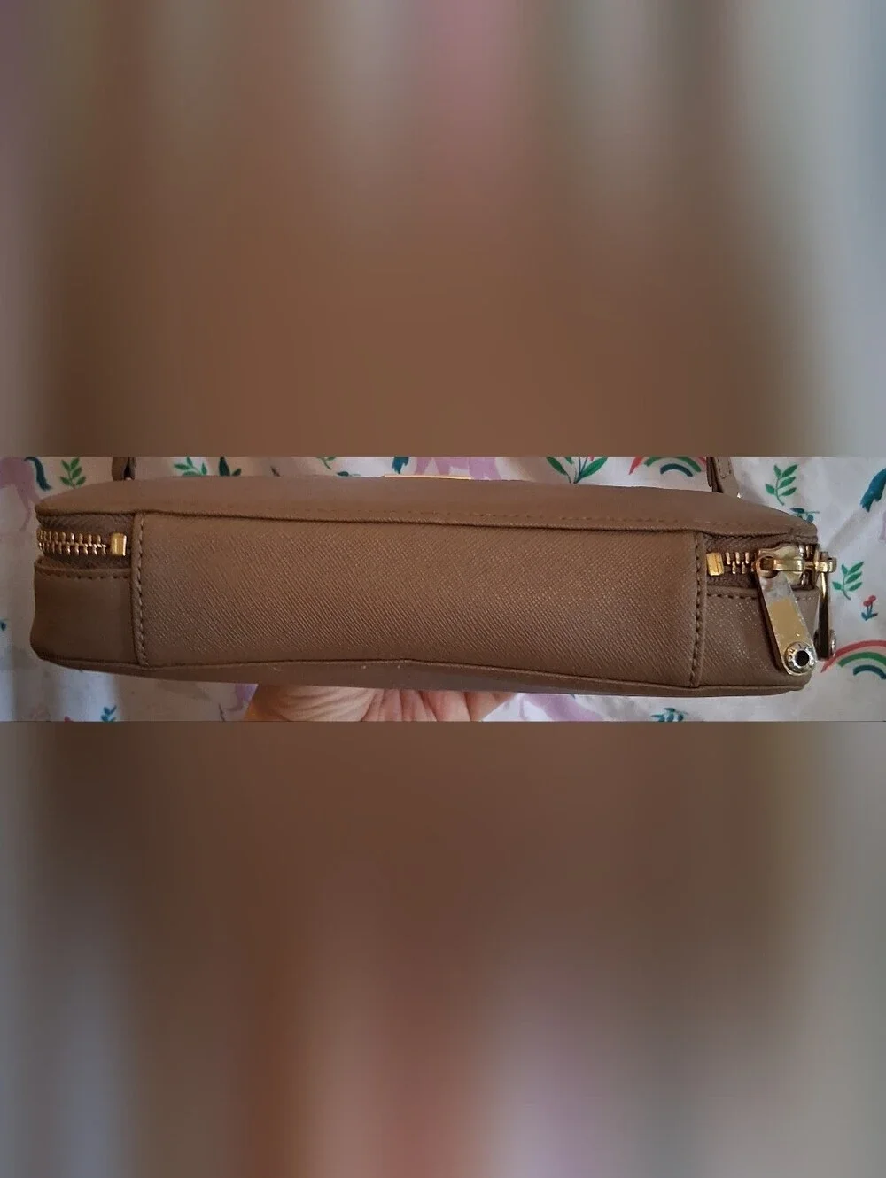 EUC Henri Bendel Tan Saffiano Leather Zip Around Casual Travel Wallet Purse Bag